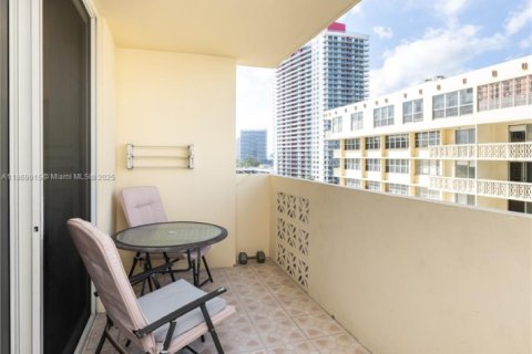 Condominio en venta en Hallandale Beach, Florida, 2 dormitorios, 102.19 m2 № 1928650 - foto 30