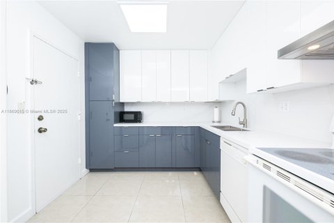 Condominio en venta en Hallandale Beach, Florida, 2 dormitorios, 102.19 m2 № 1928650 - foto 11