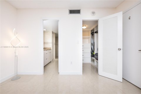 Condominio en venta en Hallandale Beach, Florida, 2 dormitorios, 102.19 m2 № 1928650 - foto 21