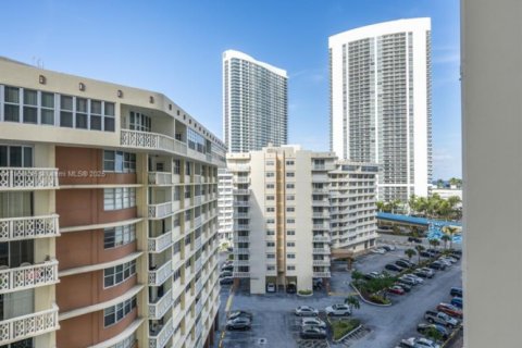 Condominio en venta en Hallandale Beach, Florida, 2 dormitorios, 102.19 m2 № 1928650 - foto 25