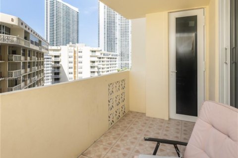 Condominio en venta en Hallandale Beach, Florida, 2 dormitorios, 102.19 m2 № 1928650 - foto 24