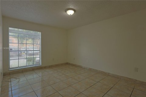 Condo in Miami Lakes, Florida, 2 bedrooms № 1964955 - photo 13