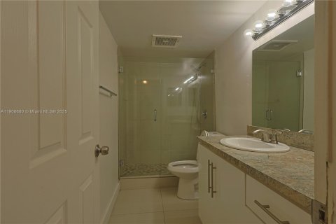 Condo in Miami Lakes, Florida, 2 bedrooms № 1964955 - photo 12