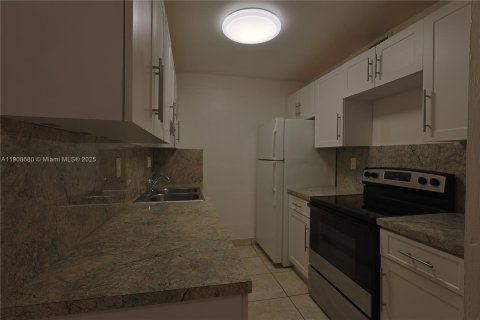 Condo in Miami Lakes, Florida, 2 bedrooms № 1964955 - photo 8