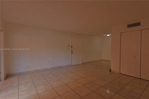 Condo in Miami Lakes, Florida, 2 bedrooms № 1964955 - photo 1