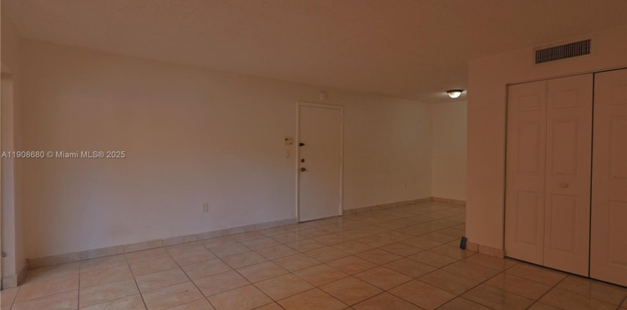 Condo in Miami Lakes, Florida, 2 bedrooms № 1964955