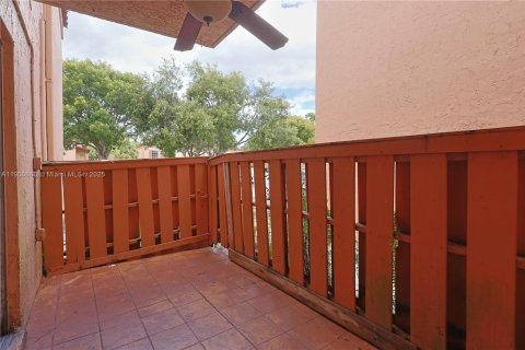 Condo in Miami Lakes, Florida, 2 bedrooms № 1964955 - photo 17
