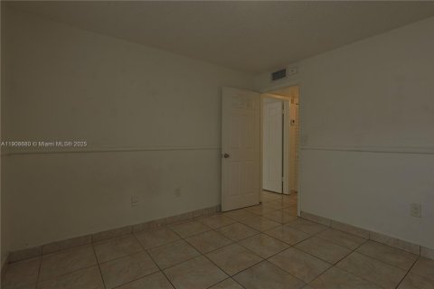 Condo in Miami Lakes, Florida, 2 bedrooms № 1964955 - photo 16