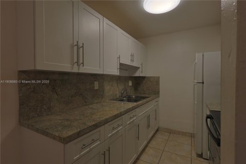 Condo in Miami Lakes, Florida, 2 bedrooms № 1964955 - photo 9