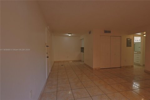 Condo in Miami Lakes, Florida, 2 bedrooms № 1964955 - photo 3