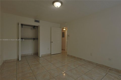 Condo in Miami Lakes, Florida, 2 bedrooms № 1964955 - photo 14
