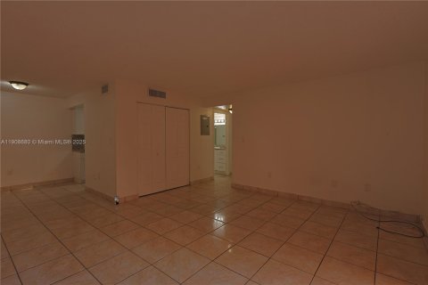Condo in Miami Lakes, Florida, 2 bedrooms № 1964955 - photo 2