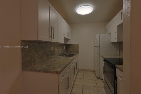 Condo in Miami Lakes, Florida, 2 bedrooms № 1964955 - photo 6
