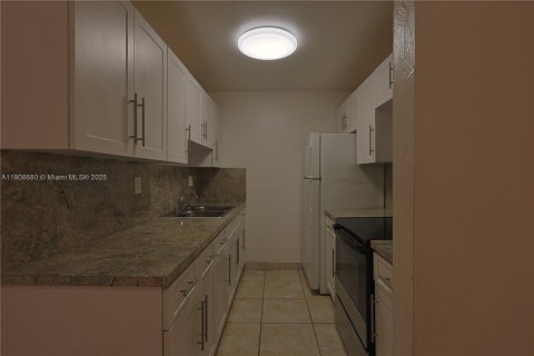 Condo in Miami Lakes, Florida, 2 bedrooms № 1964955 - photo 7