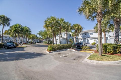 Снять в аренду таунхаус в Дейви, Флорида 3 спальни, 157.1м2, № 2048587 - фото 26