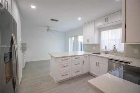 Снять в аренду таунхаус в Дейви, Флорида 3 спальни, 157.1м2, № 2048587 - фото 6