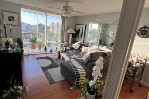 Condo in Pembroke Pines, Florida, 1 bedroom  № 2001034 - photo 9