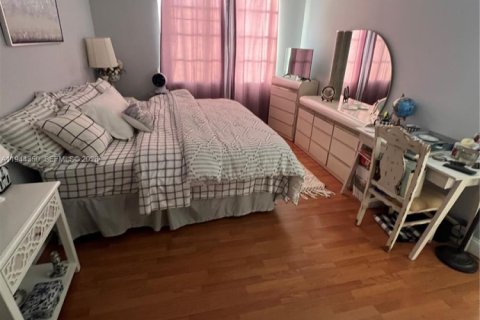 Condo in Pembroke Pines, Florida, 1 bedroom  № 2001034 - photo 12