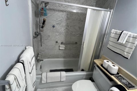 Condo in Pembroke Pines, Florida, 1 bedroom  № 2001034 - photo 15