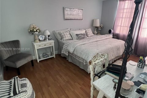 Condo in Pembroke Pines, Florida, 1 bedroom  № 2001034 - photo 13