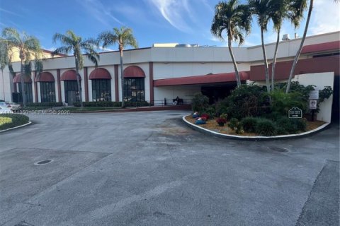 Condo in Pembroke Pines, Florida, 1 bedroom  № 2001034 - photo 2