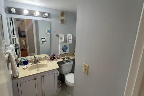 Condo in Pembroke Pines, Florida, 1 bedroom  № 2001034 - photo 17
