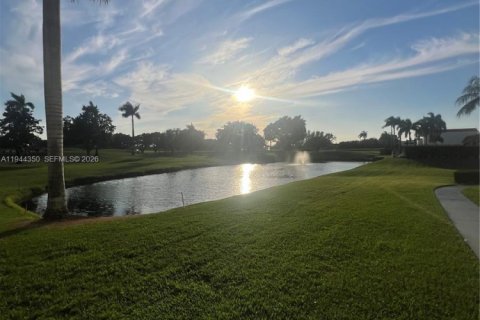 Condo in Pembroke Pines, Florida, 1 bedroom  № 2001034 - photo 3