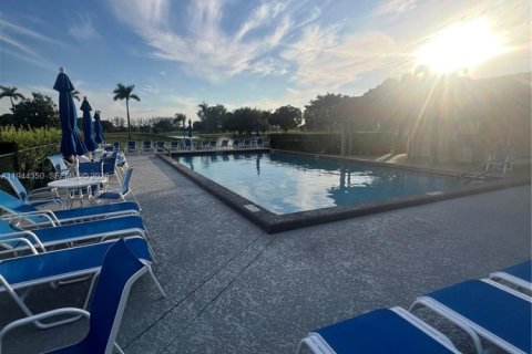 Condo in Pembroke Pines, Florida, 1 bedroom  № 2001034 - photo 4