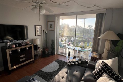 Condo in Pembroke Pines, Florida, 1 bedroom  № 2001034 - photo 7