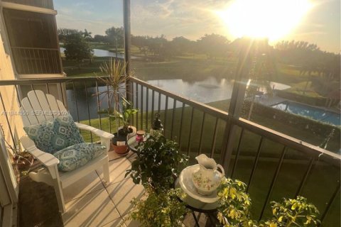 Condo in Pembroke Pines, Florida, 1 bedroom  № 2001034 - photo 5