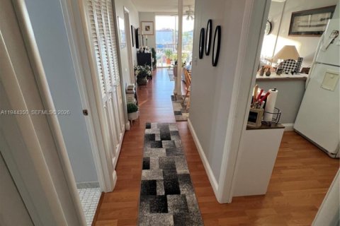 Condo in Pembroke Pines, Florida, 1 bedroom  № 2001034 - photo 8