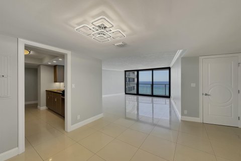 Снять в аренду кондоминиум в Ривьера-Бич, Флорида 4 комнаты, 140.19м2, № 2078440 - фото 3