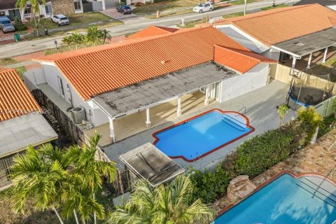 House in Miami, Florida 4 bedrooms, 226.22 sq.m. № 2041738 - photo 4