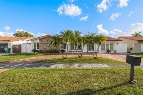 House in Miami, Florida 4 bedrooms, 226.22 sq.m. № 2041738 - photo 11