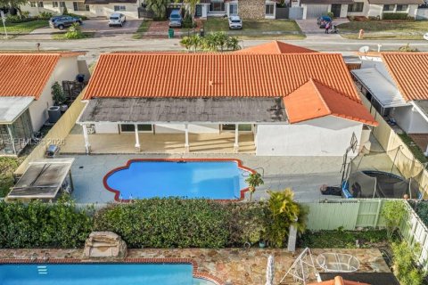 House in Miami, Florida 4 bedrooms, 226.22 sq.m. № 2041738 - photo 3