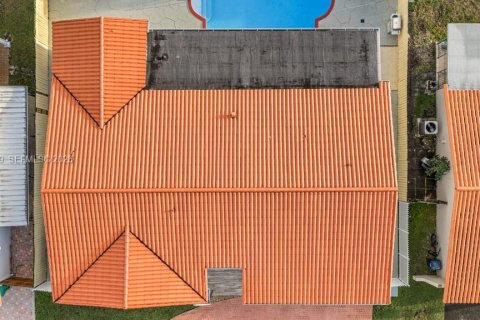 House in Miami, Florida 4 bedrooms, 226.22 sq.m. № 2041738 - photo 9