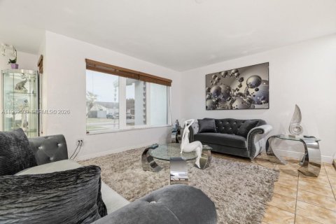 House in Miami, Florida 4 bedrooms, 226.22 sq.m. № 2041738 - photo 17