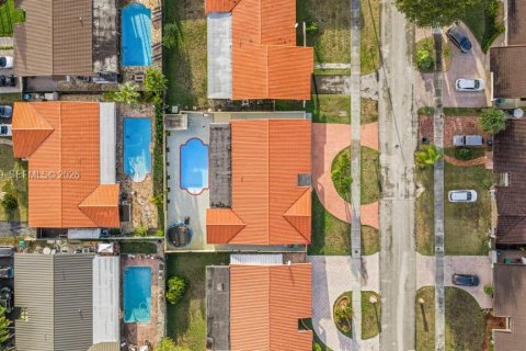 House in Miami, Florida 4 bedrooms, 226.22 sq.m. № 2041738 - photo 8