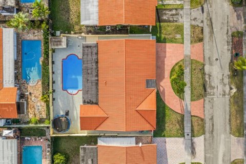 House in Miami, Florida 4 bedrooms, 226.22 sq.m. № 2041738 - photo 7