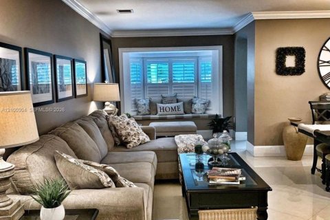 Casa en venta en Miami, Florida, 4 dormitorios, 230.58 m2 № 2420918 - foto 2
