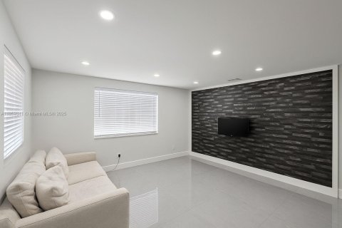 House in Hialeah, Florida 3 bedrooms, 89.19 sq.m. № 1888074 - photo 2