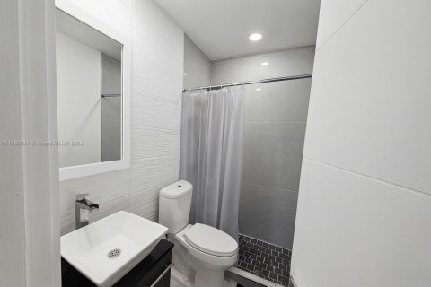 House in Hialeah, Florida 3 bedrooms, 89.19 sq.m. № 1888074 - photo 8