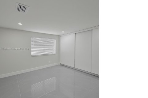 House in Hialeah, Florida 3 bedrooms, 89.19 sq.m. № 1888074 - photo 6