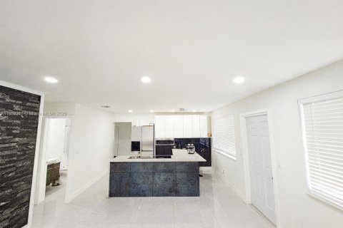 House in Hialeah, Florida 3 bedrooms, 89.19 sq.m. № 1888074 - photo 3