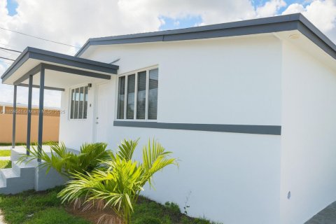 House in Hialeah, Florida 3 bedrooms, 89.19 sq.m. № 1888074 - photo 1