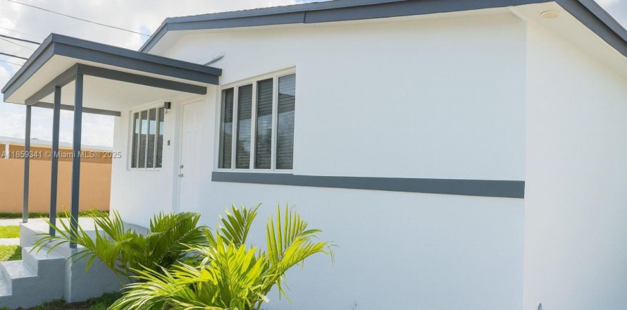 House in Hialeah, Florida 3 bedrooms, 89.19 sq.m. № 1888074