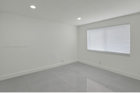 House in Hialeah, Florida 3 bedrooms, 89.19 sq.m. № 1888074 - photo 7