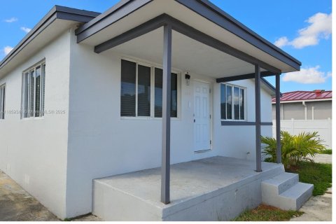 House in Hialeah, Florida 3 bedrooms, 89.19 sq.m. № 1888074 - photo 5