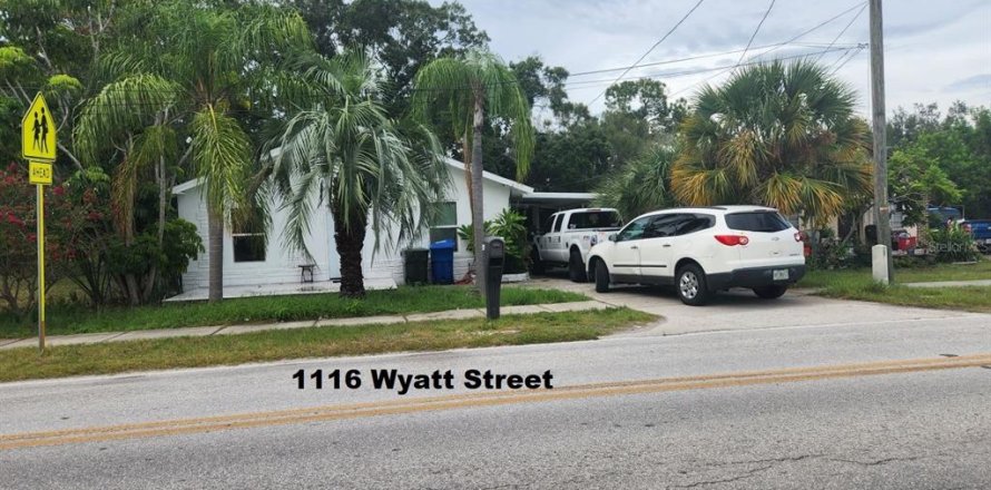 Commercial property in Largo, Florida 718.69 sq.m. № 668014