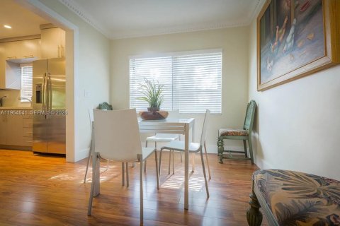 Casa en alquiler en Miami, Florida, 3 dormitorios, 205.22 m2 № 2008367 - foto 5